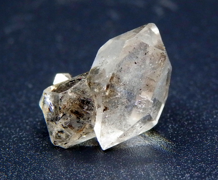 Кристалл кварца "херкимерский диамант" с включением твердых углеводородов - антраксолита. Округ Херкимер, шт. Нью-Йорк, США. Из собрания автора