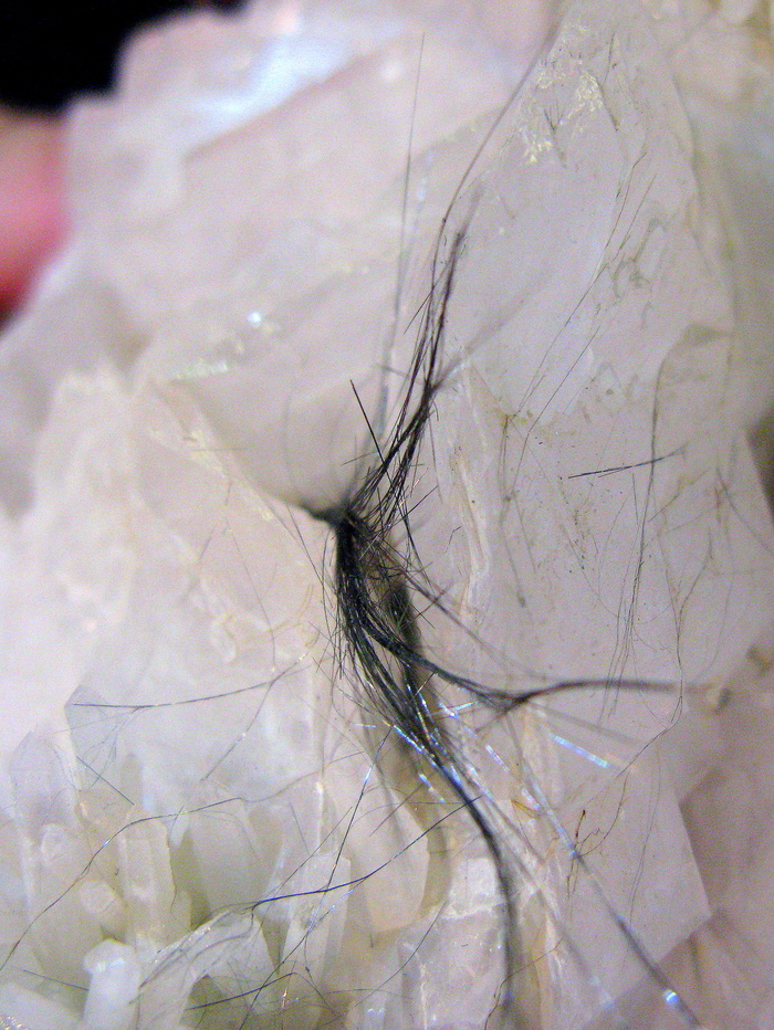 Айкинит в кварце. Выставка "Мир Камня". Фото автора