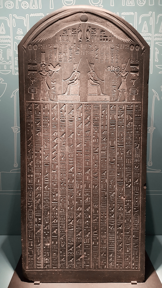 плита с указазом фараона Нектанеба I найденная на дне в руинах города (IV век до н.э.)