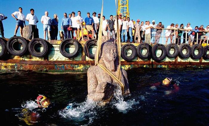 поднятие статуи Хапи