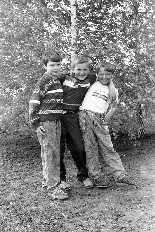 Весна 1993 года.Счастливые и беззаботные гуляем в парке после школы.Спасибо фотографу дяде Ване