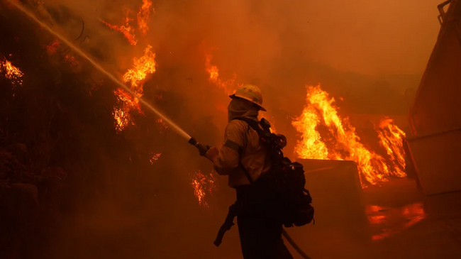 В США пожарным, тушившим огонь в Калифорнии, предложили уволиться