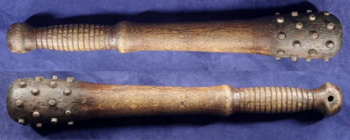 Короткая британская дубинка с шипами. Фотография аукционной компании «Колледж Хилл Арсенал»