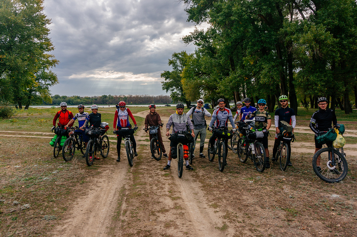 Во второй раз людей было уже побольше. Фото сделано утром, на старте второго дня гонки.