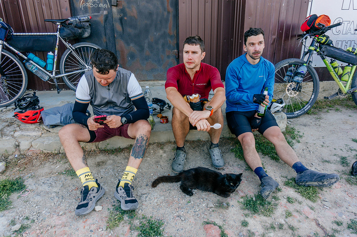 Отдохнуть возле магазина на промежуточном финише, покормить местного кота - маленькие радости после тяжёлого дня.