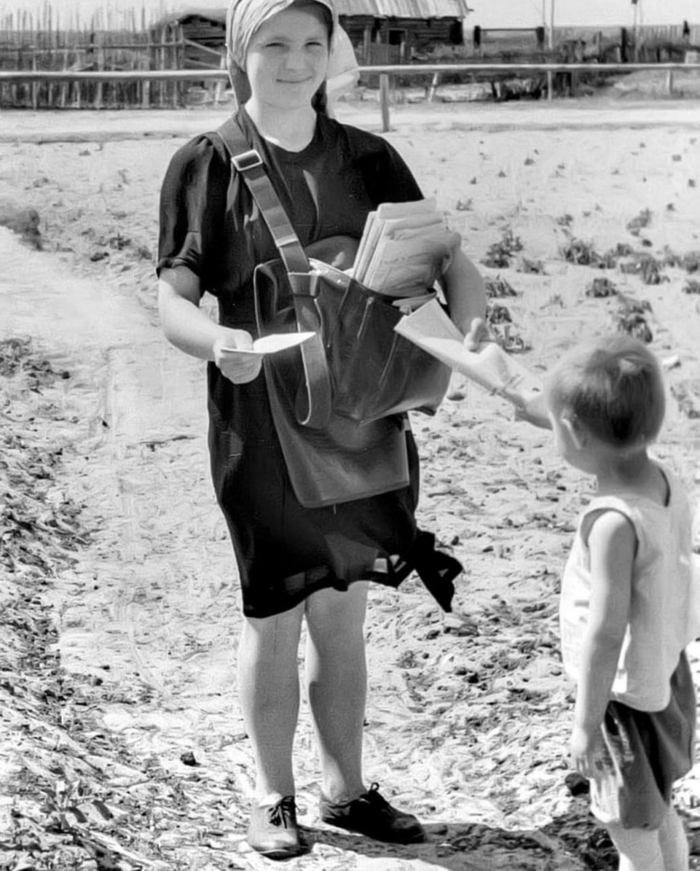 Отворите скорей, почтальон у дверей, он вам письма принёс от родных и друзей...