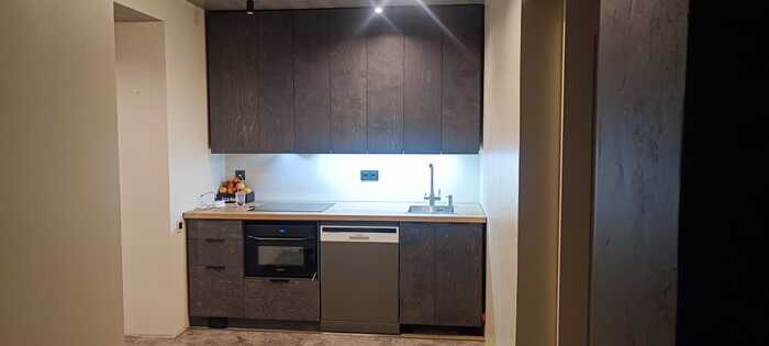 Посудомойка пока старенькая трудится, а как совсем загнется поменяем на встраиваемую и фасад поставим.