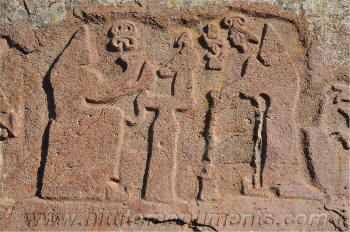 Тавананна в церемониальном облачении – длинной плиссированной юбке, высокой шапке полос и широком поясе.