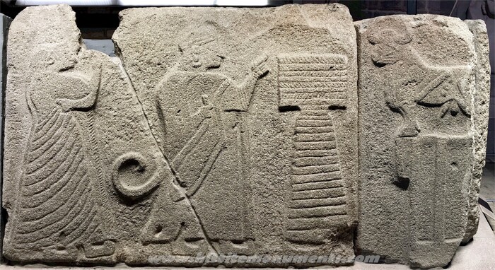 Царь и тавананна в культовой государственной церемонии. Хеттские ритуальные тексты подтверждают, что царица играла важную роль в религиозных обрядах, обладая статусом верховной жрицы и принимая участие в получении предсказаний от богов.