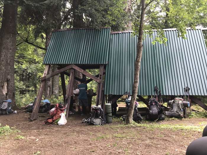 небольшой привал, перекус и в долгий пеший путь.