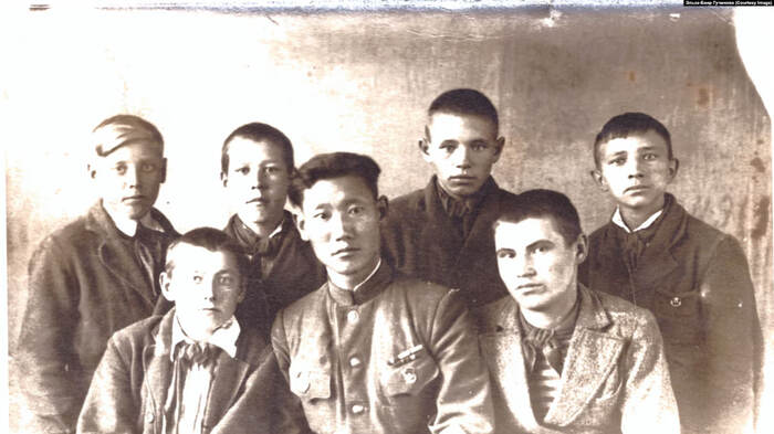 Мацак Гучинов в центре первого ряда