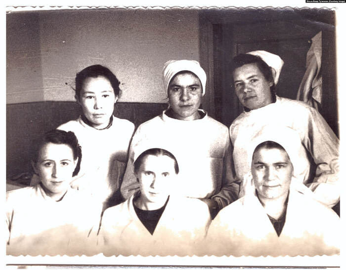 Медсестра Мария Бальзирова – крайняя слева во втором ряду