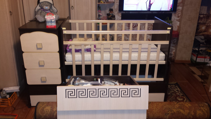 Вот конструкция посередине фото качается - люлька (клетка), подвешана на палочки с подшипниками. Матрас на втором этапе уезжает вниз и люлька стопорится болтами.