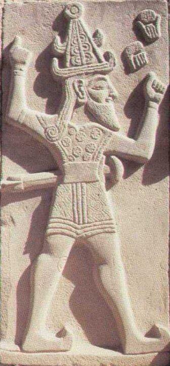 Бог грозы Тешуб, базальтовая стелла, IX в. до н. э. Алеппо, Сирия.