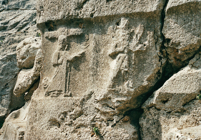 Рельеф святилища Язылыкая. Царь с крылатым солнечным диском над головой.