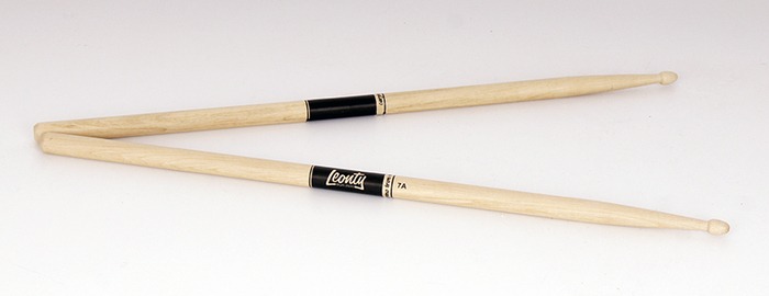 Реально очень легкие. От них руки забиваются еще сильнее, чем при игре предыдущими палочками. Потому что эти созданы для легкой и просторной игры, а не для драйвовых и быстрых ритмов)