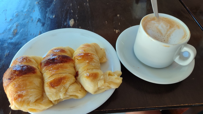   ?     3 medialunas,       -       