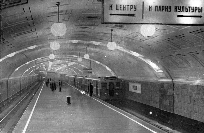 Поезд серии "А" всего из четырёх вагонов на станции "Библиотека имени Ленина".