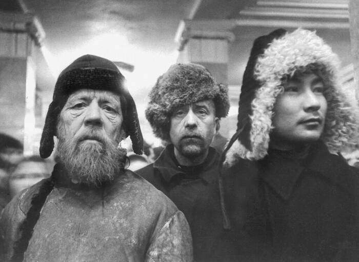 Делегаты 2-го Всесоюзного съезда колхозников-ударников — первые пассажиры метро на станции "Парк культуры имени Горького". Автор – Я.Н. Халип. Москва. 1935 г.