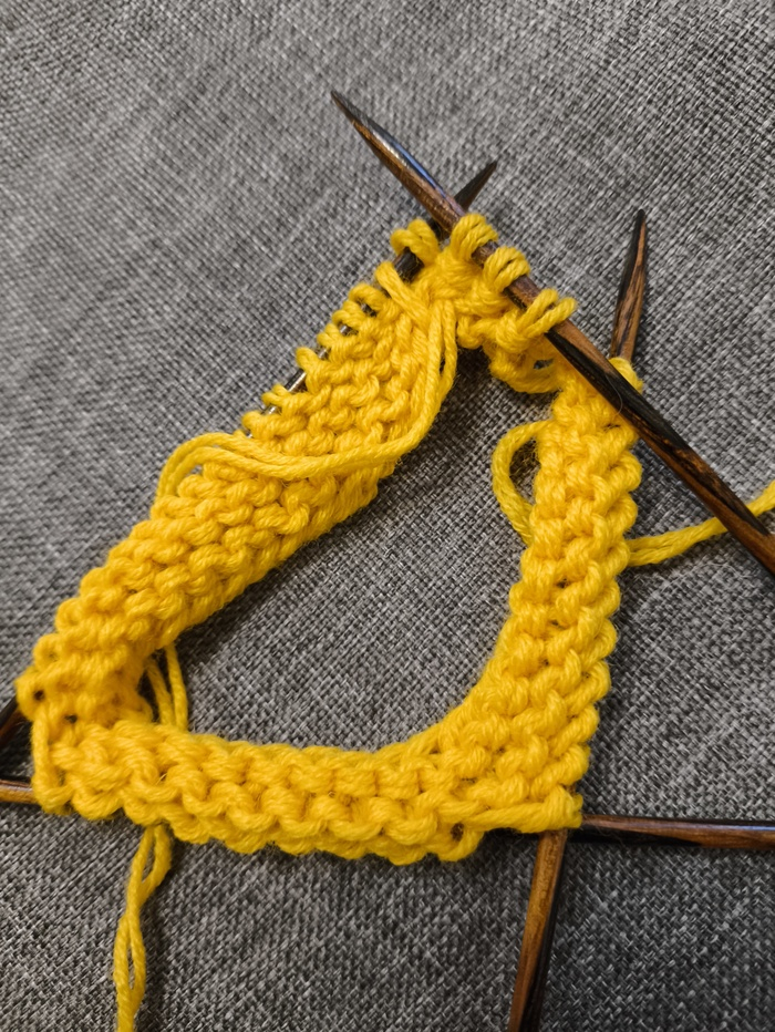 На левой спице одна петля из наборного ряда, одна из верхнего, их провязываем вместе изнаночной