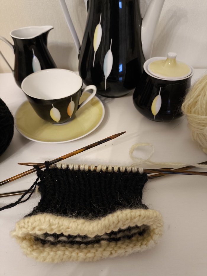 Две черные петли в конце кругового ряда. Не провязывая, переснимаем их с левой на правую спицу