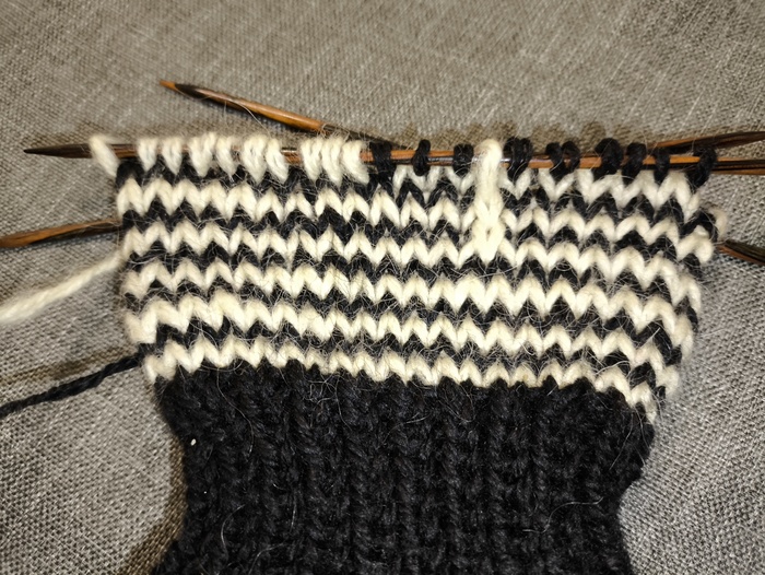 Снятые петли образуют орнамент