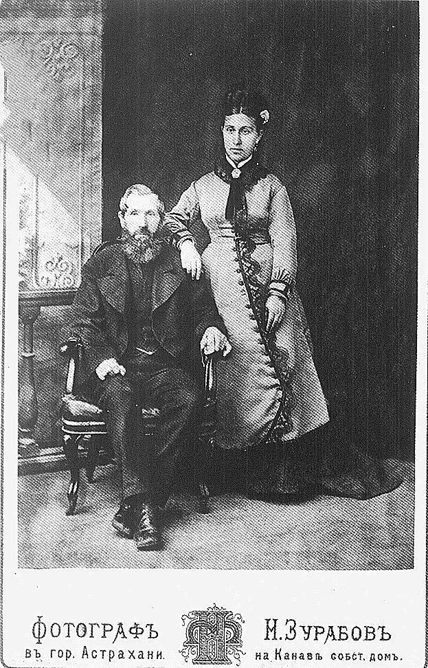 В 1872 году открыл свое фотоателье армянин Николай Никитич Зурабов, мещанин, состоящий в привилегии, брат известного астраханского купца, владельца нескольких магазинов Захара Никитича Зурабова. Возможно, ателье у него было и до этого