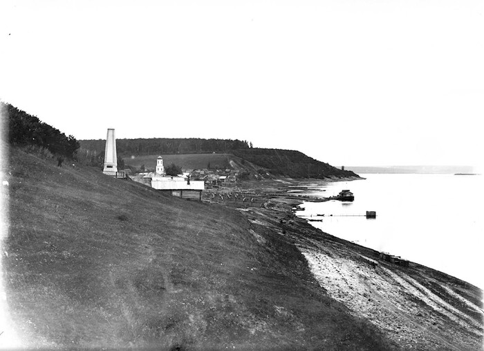 Волга. Памятник князю Константину