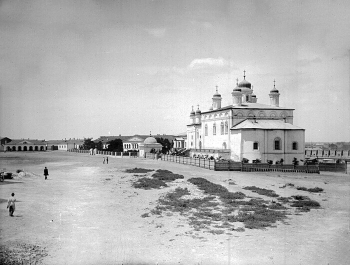 Общий вид на старинный собор и дом, где жила Марина Мнишек