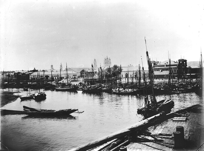 Рыбацкие суда на реке Кутуме