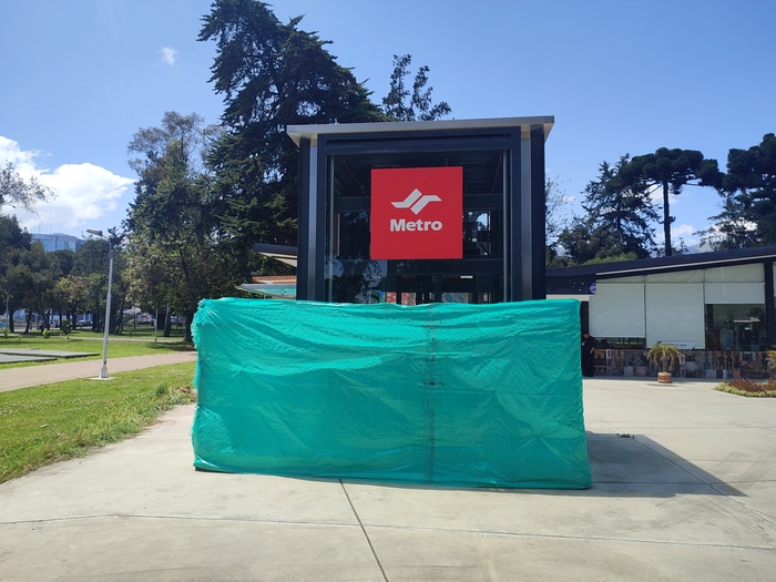 Вход в несуществующее на тот момент метро в Эквадоре