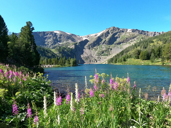 Вид на Красную гору от Нижнего озера