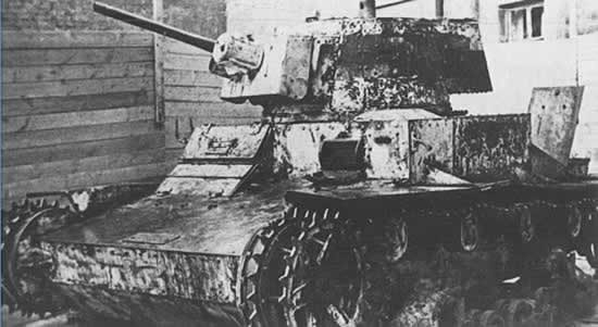 Подбитый под Хонканиеми финский "Виккерс", эвакуированный красноармейцами с поля сражения