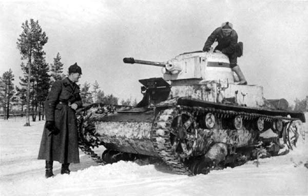Командиры Красной армии осматривают захваченный финский танк "Виккерс", февраль 1940 г.