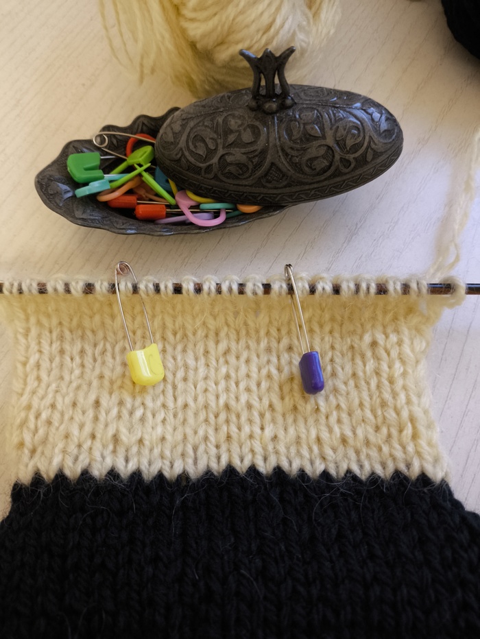 Маркеры поставила для примера, вяжу без них