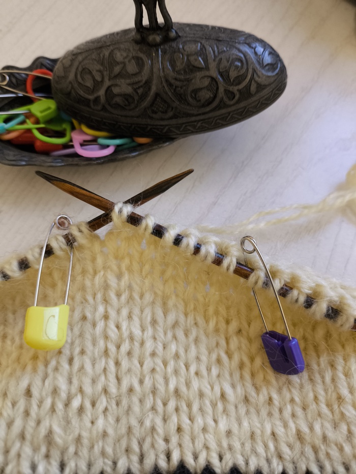 Эту петельку будем вязать вместе со следующей петлей лицевой за задние стенки (с наклоном влево)