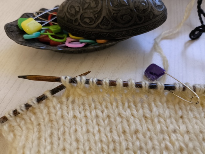 Теперь вязание нужно повернуть