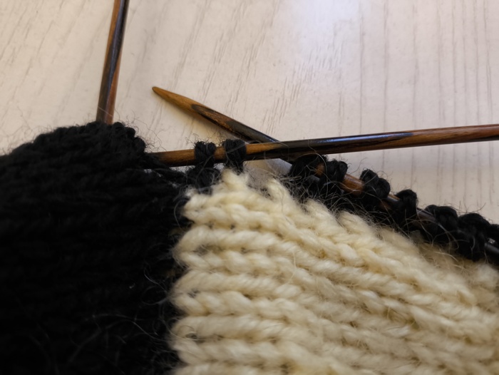 В каждом втором ряду убавляем петли с обоих краев пятки