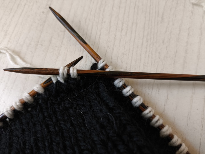 Убавка с наклоном влево (две петли вместе лицевой за задние стенки)