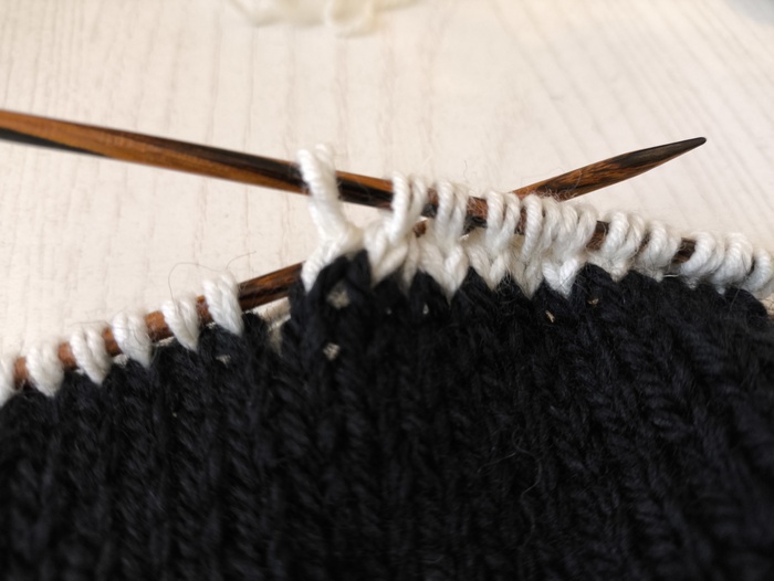 Убавка с наклоном вправо - две петли вместе лицевой. Последняя петля на спице - лицевая