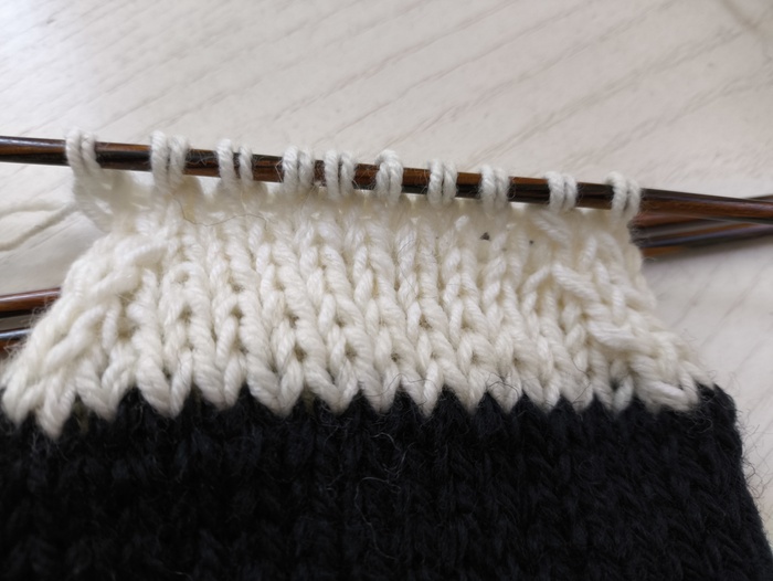 Видны цепочки из убавляемых петель, идущие навстречу друг к другу