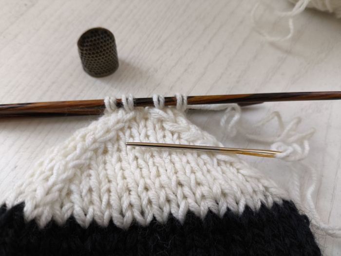 Оставшиеся 8 петель сшиваем иглой с широким ушком