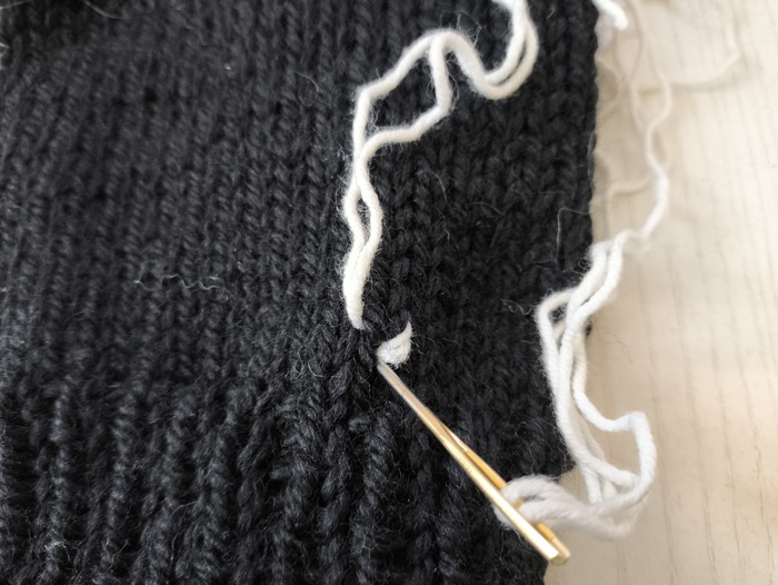 Видна вышитая правая сторона галочки, теперь игла идет с лица на изнаночную сторону, в начало петли (острый угол галочки), так получается второй стежок