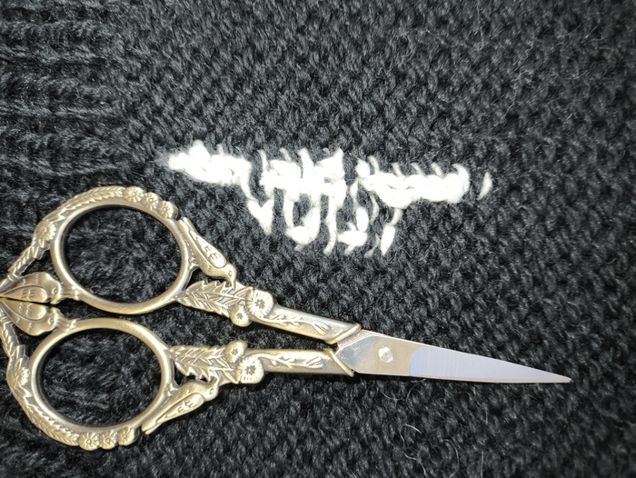 Вот так выглядит изнанка вышивки. Ножницы нужны острые.