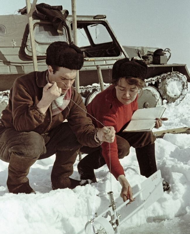 Сотрудники гидрометеорологической обсерватории определяют скорость подводных течений на Обском море, 1961 год