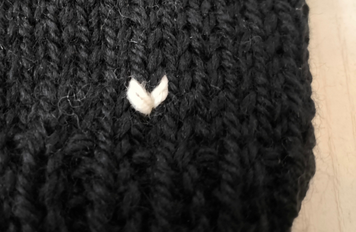 Вот она, готовая буковка V. Такими буковками вышиваем дальше