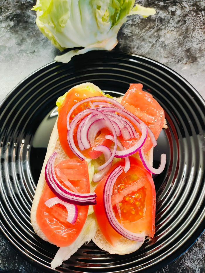 Укладываю на салат помидор и лук