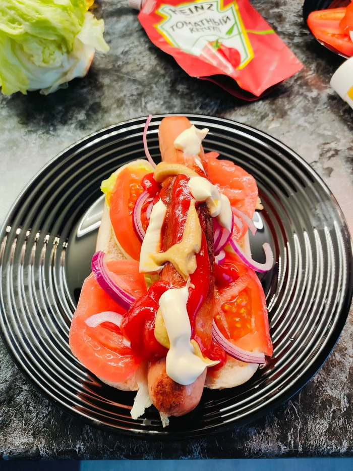 Выкладываю колбаску, поливаю, майонезом, кетчупом и горчицей. 