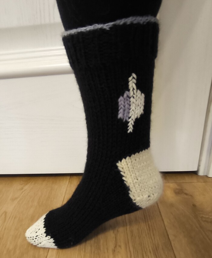 С другой стороны носка вышиваем одну камышинку. На сервизе тоже рисунок разный на разных сторонах