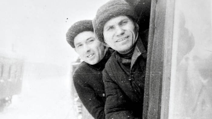 Машинисты на паровозе Эу 708-64 первого поезда, прибывающего с Большой земли в Ленинград после прорыва блокады. Автор Д.М.Трахтенберг. 7 февраля 1943 год.